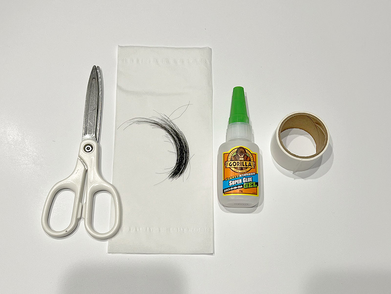 カットした髪の毛を束ねるために用意する準備物（ハサミ・カットした髪の毛・接着剤・マスキングテープ）
