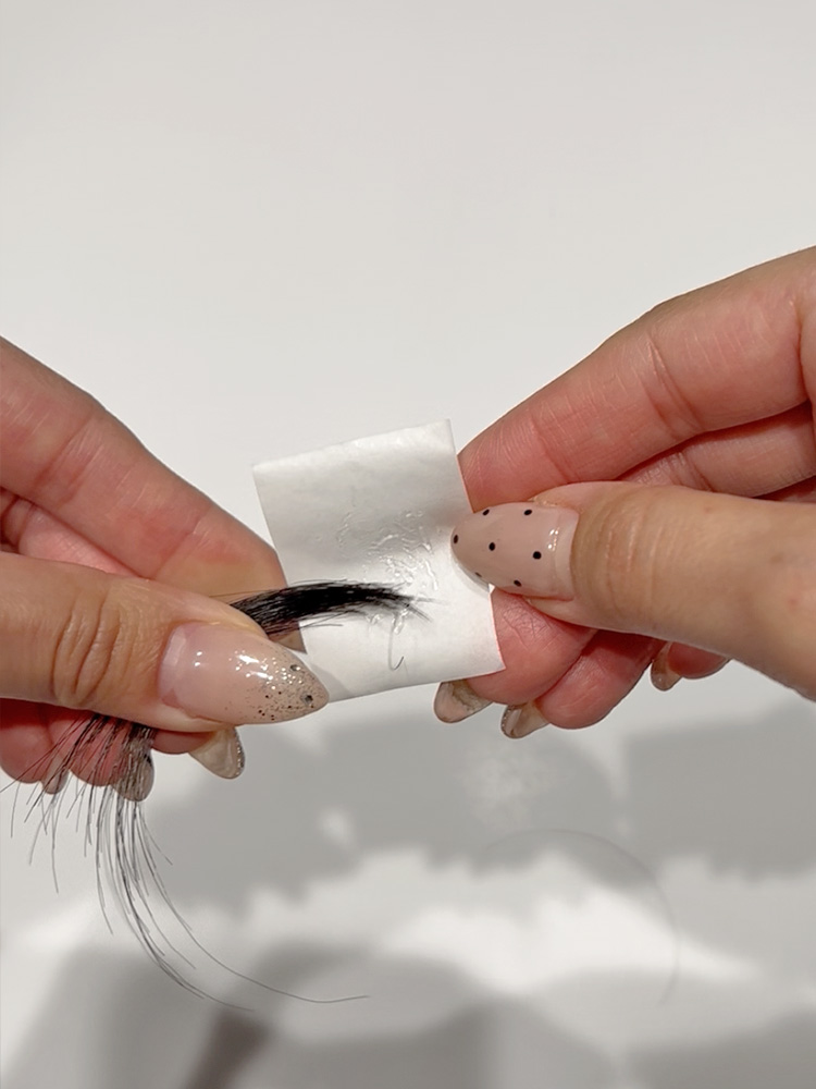 カットした髪の毛をマスキングテープの上に置く工程