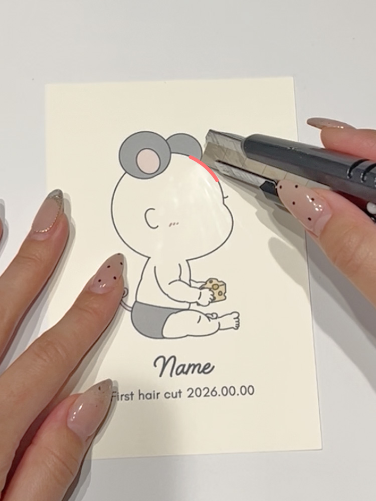 髪の毛を差し込むために台紙に切り込みを入れている工程